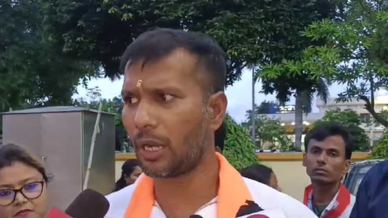 Ashok Dinda: 'কয়েকজন ধরাকে সরা জ্ঞান করছেন...আমিই সব..ছড়ি ঘোরাব এমন চলবে না...', BJP-র অন্দরে কাদের কথা ফাঁস করলেন দিন্দা? Ashok Dinda: 'কয়েকজন ধরাকে সরা জ্ঞান করছেন...আমিই সব..ছড়ি ঘোরাব এমন চলবে না...', BJP-র অন্দরে কাদের কথা ফাঁস করলেন দিন্দা?
