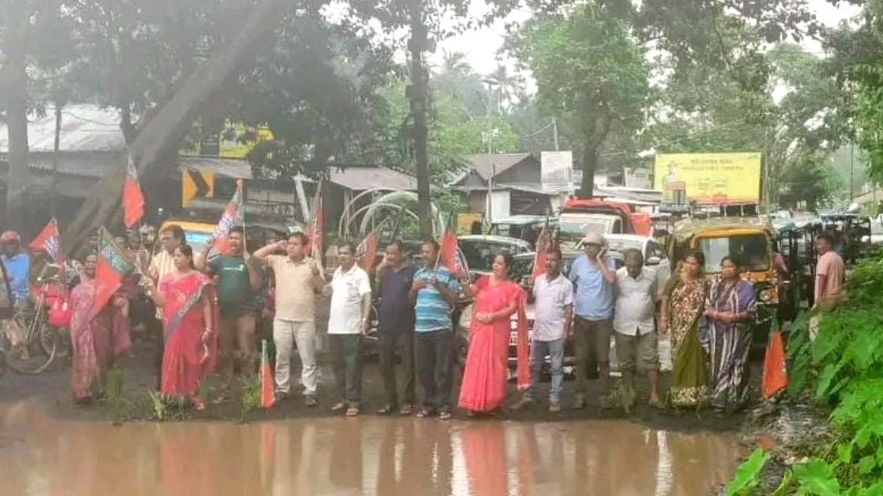 BJP: আস্ত পুকুর না রাজ্য সড়ক দেখে বোঝা দায়! অভিনব কায়দায় প্রতিবাদে বিজেপি BJP: আস্ত পুকুর না রাজ্য সড়ক দেখে বোঝা দায়! অভিনব কায়দায় প্রতিবাদে বিজেপি