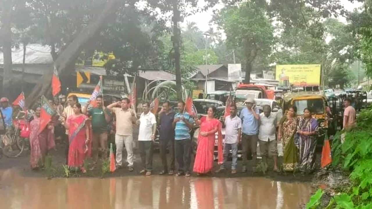 BJP: আস্ত পুকুর না রাজ্য সড়ক দেখে বোঝা দায়! অভিনব কায়দায় প্রতিবাদে বিজেপি BJP: আস্ত পুকুর না রাজ্য সড়ক দেখে বোঝা দায়! অভিনব কায়দায় প্রতিবাদে বিজেপি