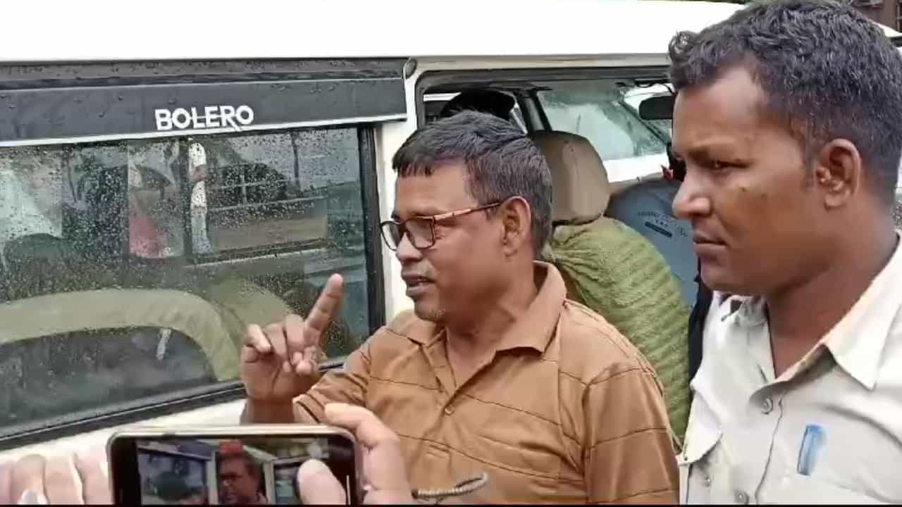 BJP Leader Arrested: সরকারি জমি দখলের অভিযোগ, এবার পুলিশের জালে দাপুটে বিজেপি নেতা BJP Leader Arrested: সরকারি জমি দখলের অভিযোগ, এবার পুলিশের জালে দাপুটে বিজেপি নেতা