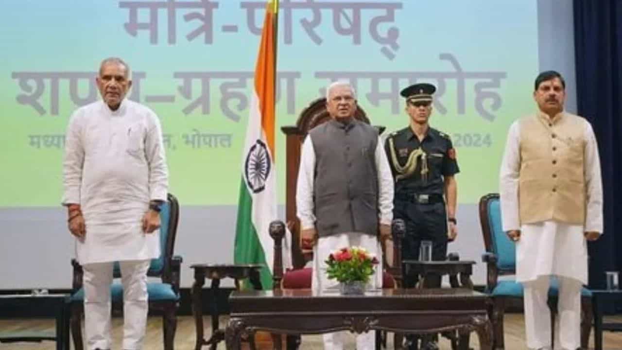 Oath Taking Ceremony: 'ভুল' করে নজির! ১৫ মিনিটে দু'বার শপথ, বিজেপি সরকারের মন্ত্রী হলেন কংগ্রেস বিধায়ক Oath Taking Ceremony: 'ভুল' করে নজির! ১৫ মিনিটে দু'বার শপথ, বিজেপি সরকারের মন্ত্রী হলেন কংগ্রেস বিধায়ক