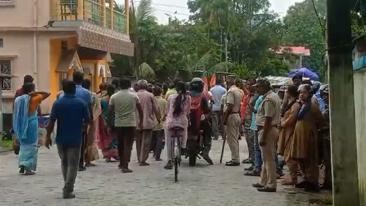 TMC: তৃণমূলের বিজয় মিছিল থেকে বোমা মারার অভিযোগ, শীতলকুচিতে রক্তাক্ত BJP কর্মীর দুই মেয়ে TMC: তৃণমূলের বিজয় মিছিল থেকে বোমা মারার অভিযোগ, শীতলকুচিতে রক্তাক্ত BJP কর্মীর দুই মেয়ে