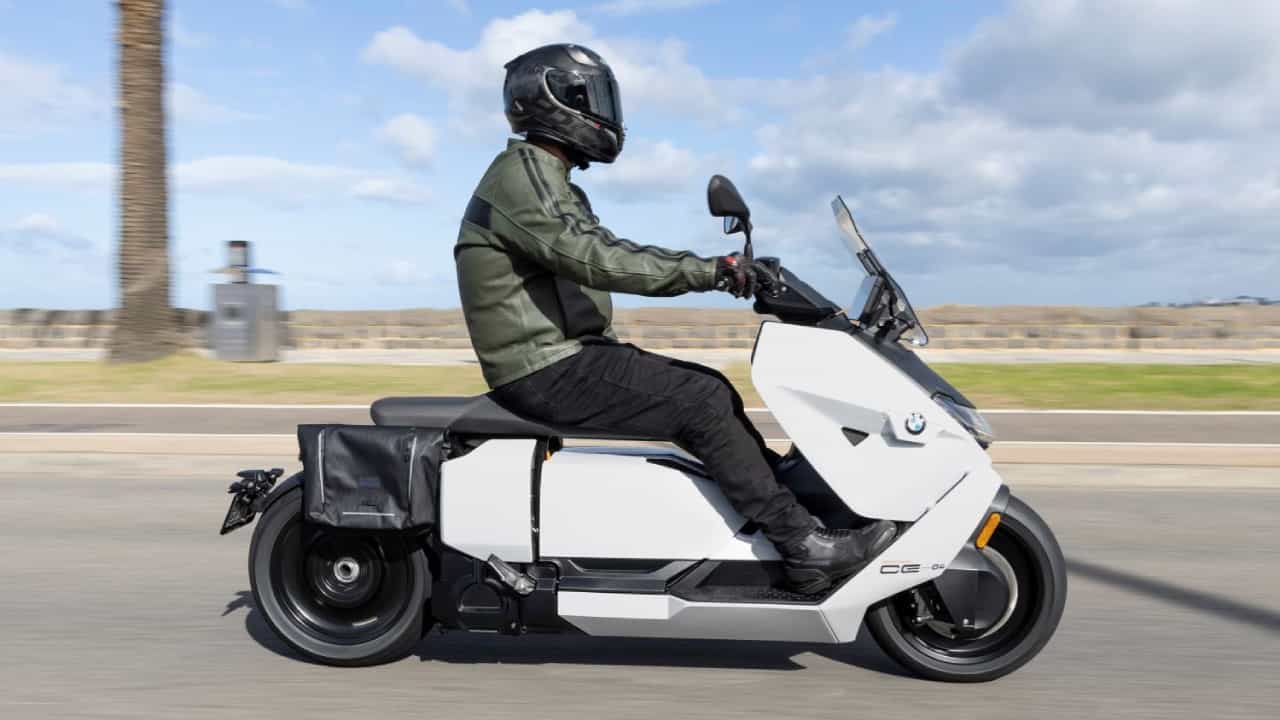 ভারতে BMW-র প্রিমিয়াম ইলেকট্রিক স্কুটার! দাম শুনলে মাথা ঘুরে যাবে ভারতে BMW-র প্রিমিয়াম ইলেকট্রিক স্কুটার! দাম শুনলে মাথা ঘুরে যাবে