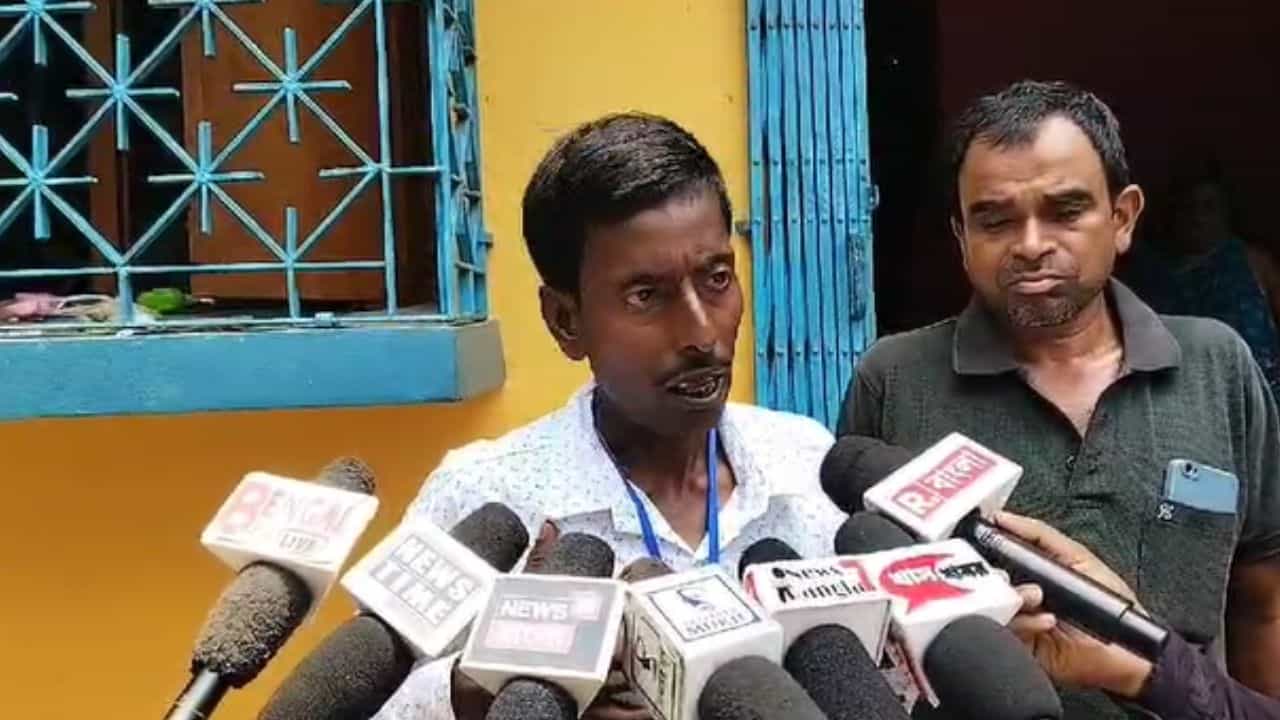 Bagda: হুমকি-বোমাবাজি, প্রাণভয়ে বাড়ি ছেড়ে অন্যত্র আত্মগোপন BJP-র এজেন্টের Bagda: হুমকি-বোমাবাজি, প্রাণভয়ে বাড়ি ছেড়ে অন্যত্র আত্মগোপন BJP-র এজেন্টের