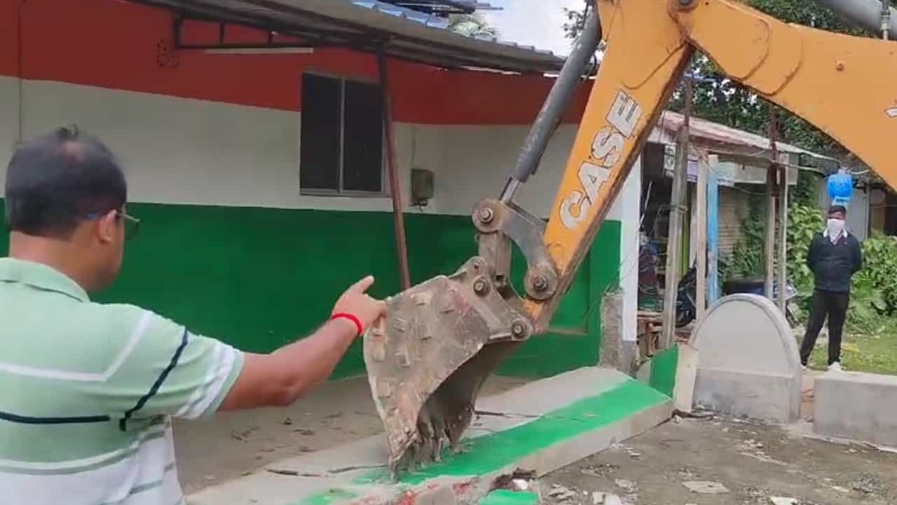 Balurghat: ফুরিয়ে আসছে ১ মাসের সময়সীমা, ফের রাস্তায় নামল বুলডোজার Balurghat: ফুরিয়ে আসছে ১ মাসের সময়সীমা, ফের রাস্তায় নামল বুলডোজার