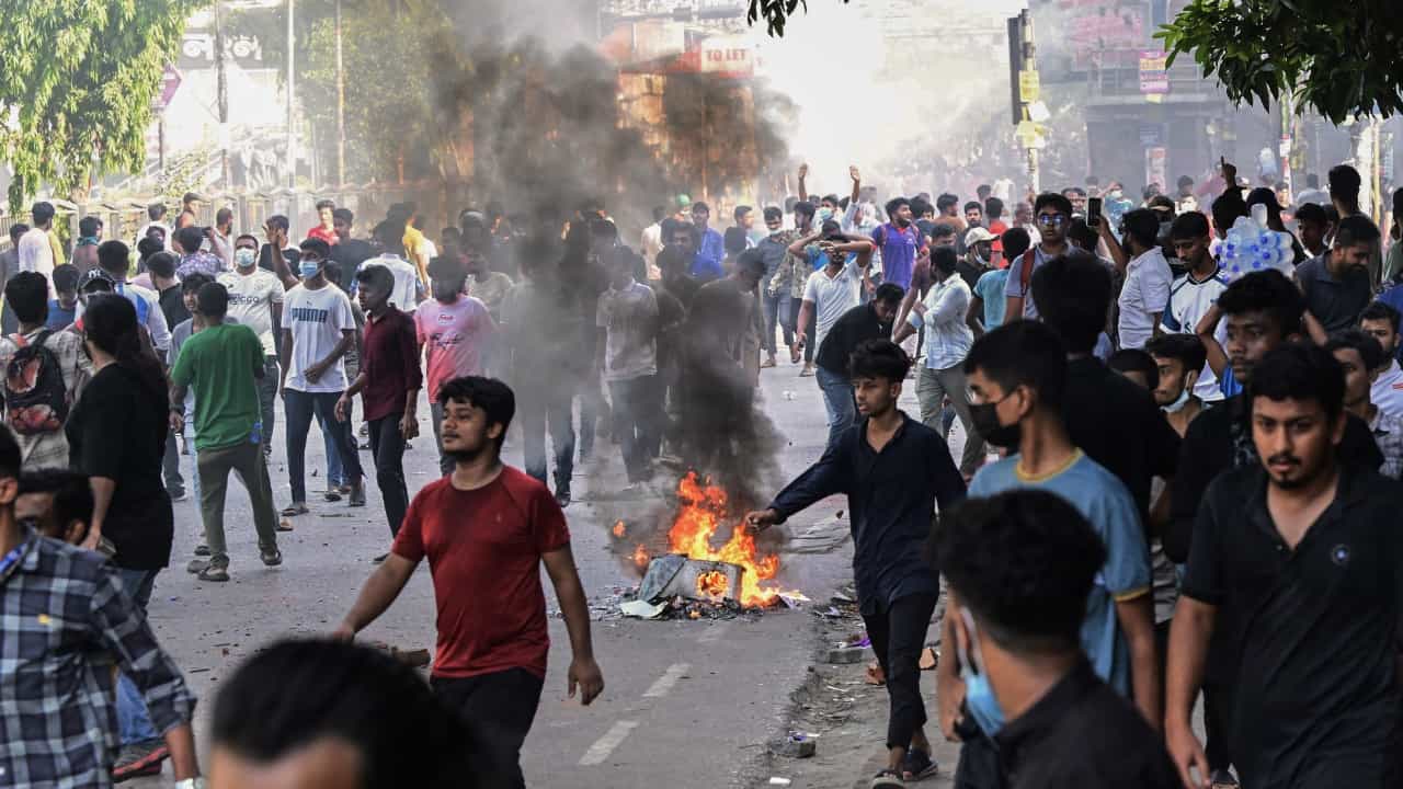 Bangladesh Quota Andolon: বন্ধ ইন্টারনেট, বন্ধ সরকারি চ্যানেল, বাংলাদেশে প্রাণ গেল আরও ১৯ জনের Bangladesh Quota Andolon: বন্ধ ইন্টারনেট, বন্ধ সরকারি চ্যানেল, বাংলাদেশে প্রাণ গেল আরও ১৯ জনের