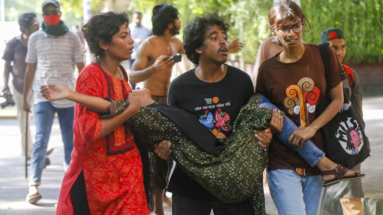 Bangladesh: ক্ষোভের আগুনে জ্বলছে ঢাকা! ছাত্রদের উপর গুলি-বোমা, মৃত ৫