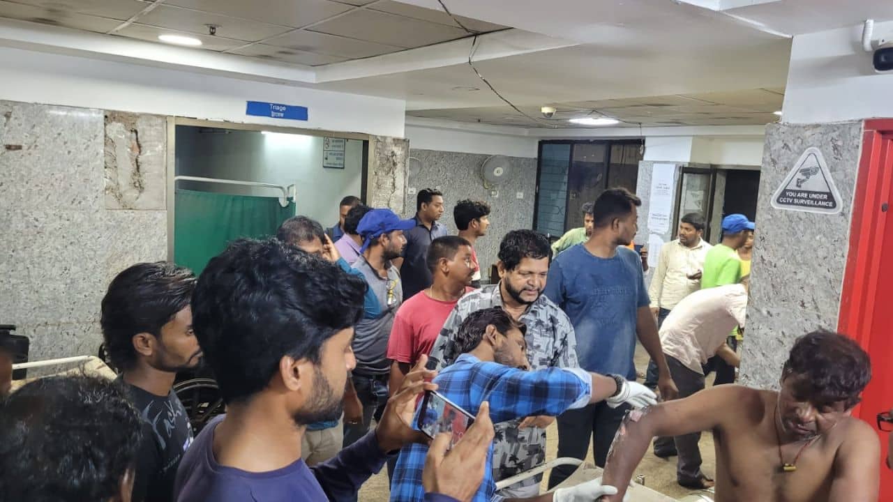 Bankura: গলন্ত লোহা গায়ে পড়ে গুরুতর আহত, একজন নয় একসঙ্গে ৮ জন শ্রমিক পুড়ে গেলেন
