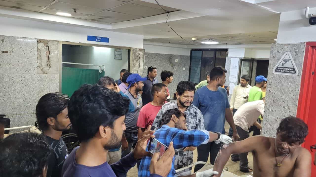 Bankura: গলন্ত লোহা গায়ে পড়ে গুরুতর আহত, একজন নয় একসঙ্গে ৮ জন শ্রমিক পুড়ে গেলেন Bankura: গলন্ত লোহা গায়ে পড়ে গুরুতর আহত, একজন নয় একসঙ্গে ৮ জন শ্রমিক পুড়ে গেলেন