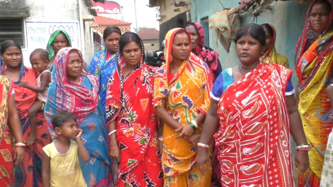 Bankura: 'ছেলের মতো করে বড় করেছি...', ভাবতে পারেন এই মহিলাদেরও লক্ষ টাকার সম্পত্তি গায়েব! ভিড়মি খেল পঞ্চায়েত