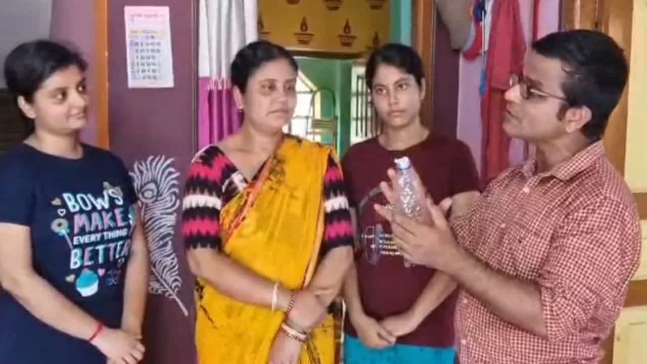 Bankura: খেলার ছলে শিখেছিল একটা কৌশল, তাতেই মুমূর্ষ মায়ের প্রাণ বাঁচাল দুই বোন Bankura: খেলার ছলে শিখেছিল একটা কৌশল, তাতেই মুমূর্ষ মায়ের প্রাণ বাঁচাল দুই বোন