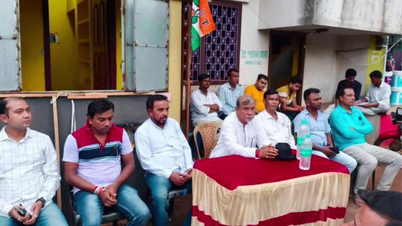 Bankura: ২১ জুলাইয়ের প্রস্তুতি করবে কারা? TMC-র দুই গোষ্ঠীর মধ্য়ে লাগল ঝামেলা Bankura: ২১ জুলাইয়ের প্রস্তুতি করবে কারা? TMC-র দুই গোষ্ঠীর মধ্য়ে লাগল ঝামেলা