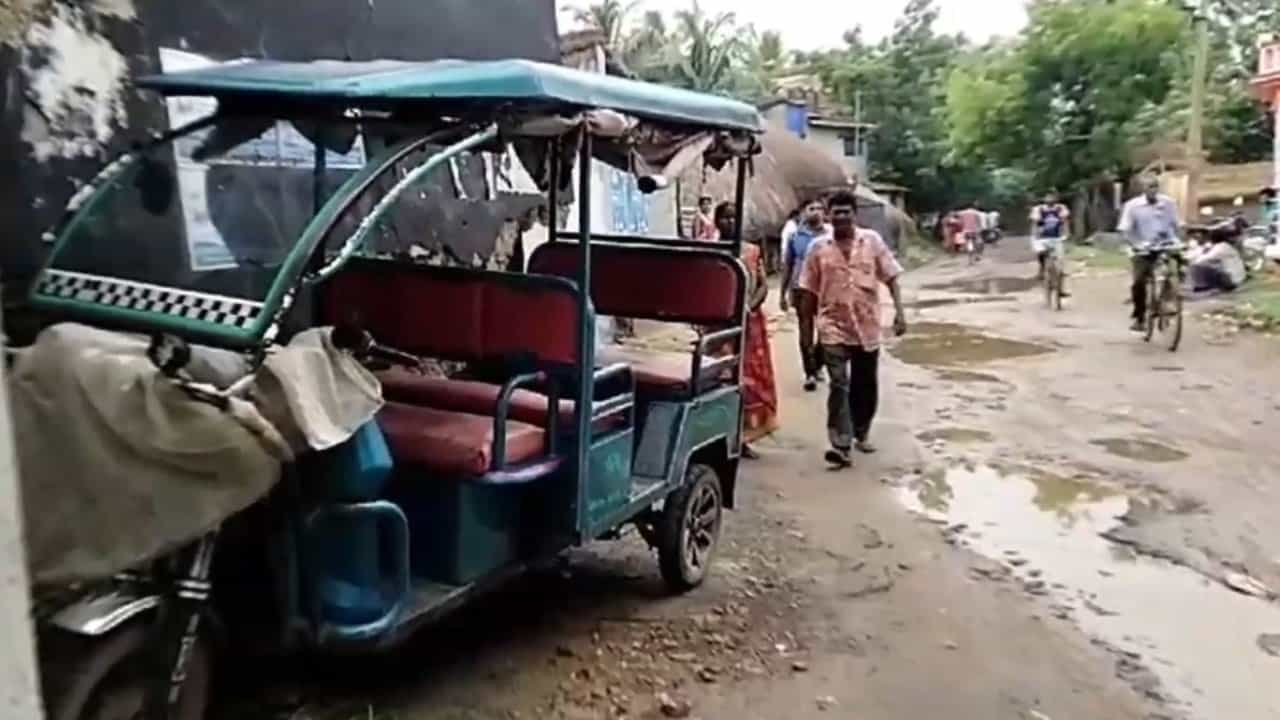 Bankura: রাতে বেরিয়েছিল টোটো নিয়ে, মধ্যরাতে এল ফোনটা, খবর শুনে ঘুম উড়ে গেল মাধবের পরিবারের Bankura: রাতে বেরিয়েছিল টোটো নিয়ে, মধ্যরাতে এল ফোনটা, খবর শুনে ঘুম উড়ে গেল মাধবের পরিবারের