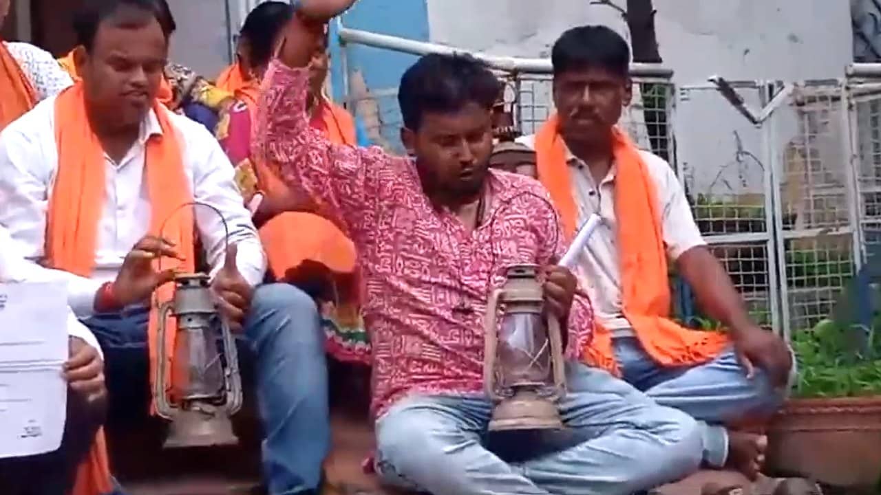 Bankura: হচ্ছে না কাজ, ‘হাতে’ হ্যারিকেন! ‘ধনী’ পঞ্চায়েতের ঘুম ভাঙাতে নতুন রণকৌশল বিরোধীদের