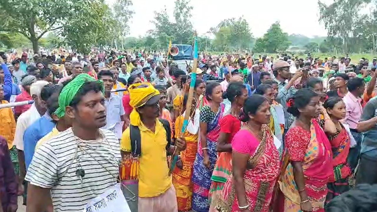 Bankura: রেগে লাল আদিবাসীরা, বাঁকুড়ায় থানা ঘেরাও, বিক্ষোভের মুখে শেষ পর্যন্ত পিছু হটতে বাধ্য হল পুলিশ