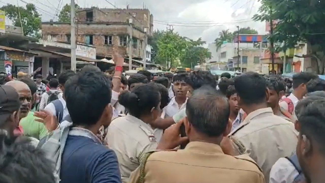 Bardhaman: হেড দিদিমণির হাত ‘মার’ খেয়ে হাসপাতালে ‘প্রিয়’ শিক্ষক, প্রতিবাদে রাস্তা অবরোধ করে ক্ষোভে ফেটে পড়ল পড়ুয়ার দল Bardhaman: হেড দিদিমণির হাত ‘মার’ খেয়ে হাসপাতালে ‘প্রিয়’ শিক্ষক, প্রতিবাদে রাস্তা অবরোধ করে ক্ষোভে ফেটে পড়ল পড়ুয়ার দল