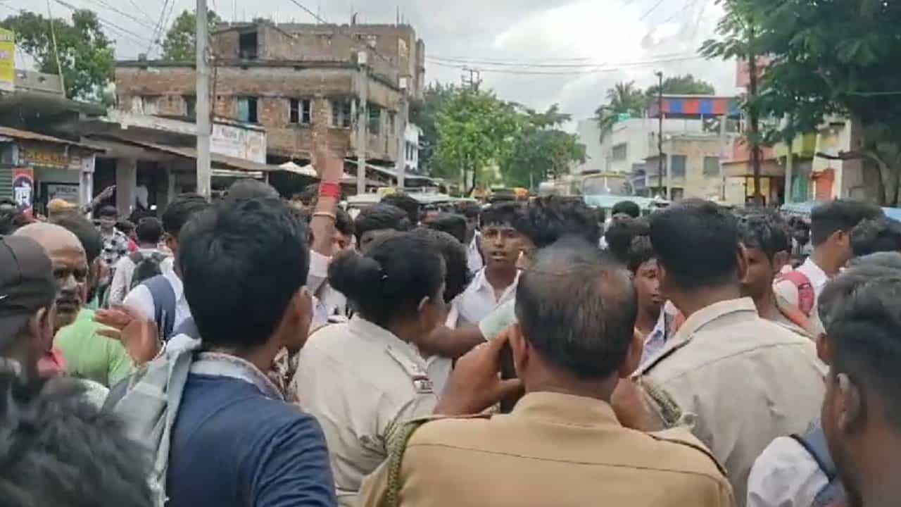 Bardhaman: হেড দিদিমণির হাত ‘মার’ খেয়ে হাসপাতালে ‘প্রিয়’ শিক্ষক, প্রতিবাদে রাস্তা অবরোধ করে ক্ষোভে ফেটে পড়ল পড়ুয়ার দল Bardhaman: হেড দিদিমণির হাত ‘মার’ খেয়ে হাসপাতালে ‘প্রিয়’ শিক্ষক, প্রতিবাদে রাস্তা অবরোধ করে ক্ষোভে ফেটে পড়ল পড়ুয়ার দল
