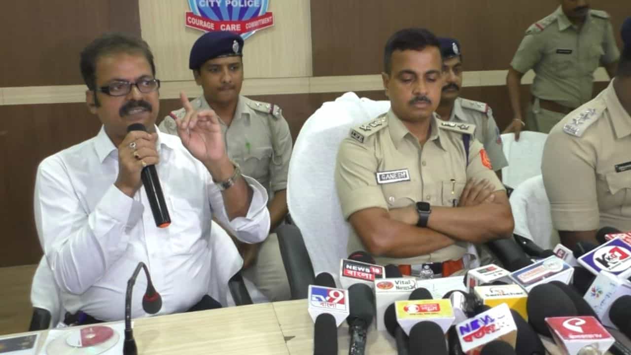barrackpore police commissionerate: আর্থিক ভাবে প্রতারিত হয়েছেন? রাজ্য পুলিশ চালু করেছে নতুন নম্বর, অভিযোগ জানালে মিলবে সমাধান barrackpore police commissionerate: আর্থিক ভাবে প্রতারিত হয়েছেন? রাজ্য পুলিশ চালু করেছে নতুন নম্বর, অভিযোগ জানালে মিলবে সমাধান