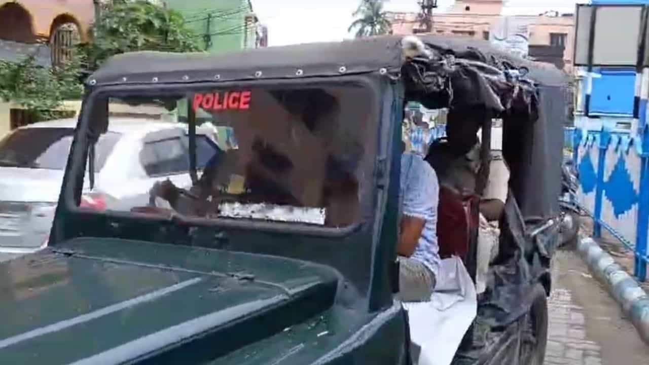 Baruipur: দুটো ক্লাসের ফাঁকে ক্লাস থ্রি-র ছাত্রকে ডেকে এই কীর্তি স্যরের! চেপে ধরতে দিলেন অদ্ভুত যুক্তি Baruipur: দুটো ক্লাসের ফাঁকে ক্লাস থ্রি-র ছাত্রকে ডেকে এই কীর্তি স্যরের! চেপে ধরতে দিলেন অদ্ভুত যুক্তি