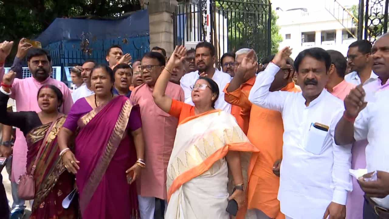 West Bengal Assembly: 'মুখ্যমন্ত্রী মিথ্যা ভাষণ দিয়েছেন', অভিযোগ তুলে ওয়াক আউট বিজেপির West Bengal Assembly: 'মুখ্যমন্ত্রী মিথ্যা ভাষণ দিয়েছেন', অভিযোগ তুলে ওয়াক আউট বিজেপির