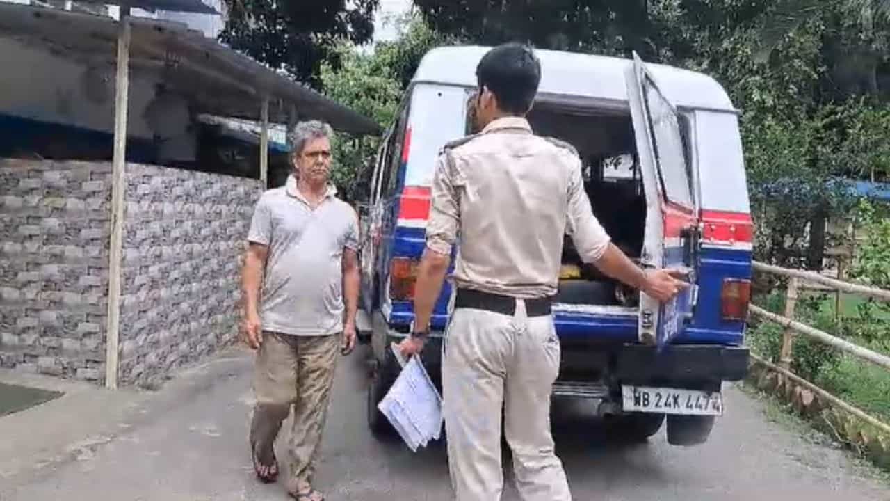 Bidhannagar: সরকারি জায়গার গাছ কেটে প্রোমোটারকে 'বিক্রি', TMC কর্মীকে পুলিশে দিলেন দলেরই কাউন্সিলর Bidhannagar: সরকারি জায়গার গাছ কেটে প্রোমোটারকে 'বিক্রি', TMC কর্মীকে পুলিশে দিলেন দলেরই কাউন্সিলর