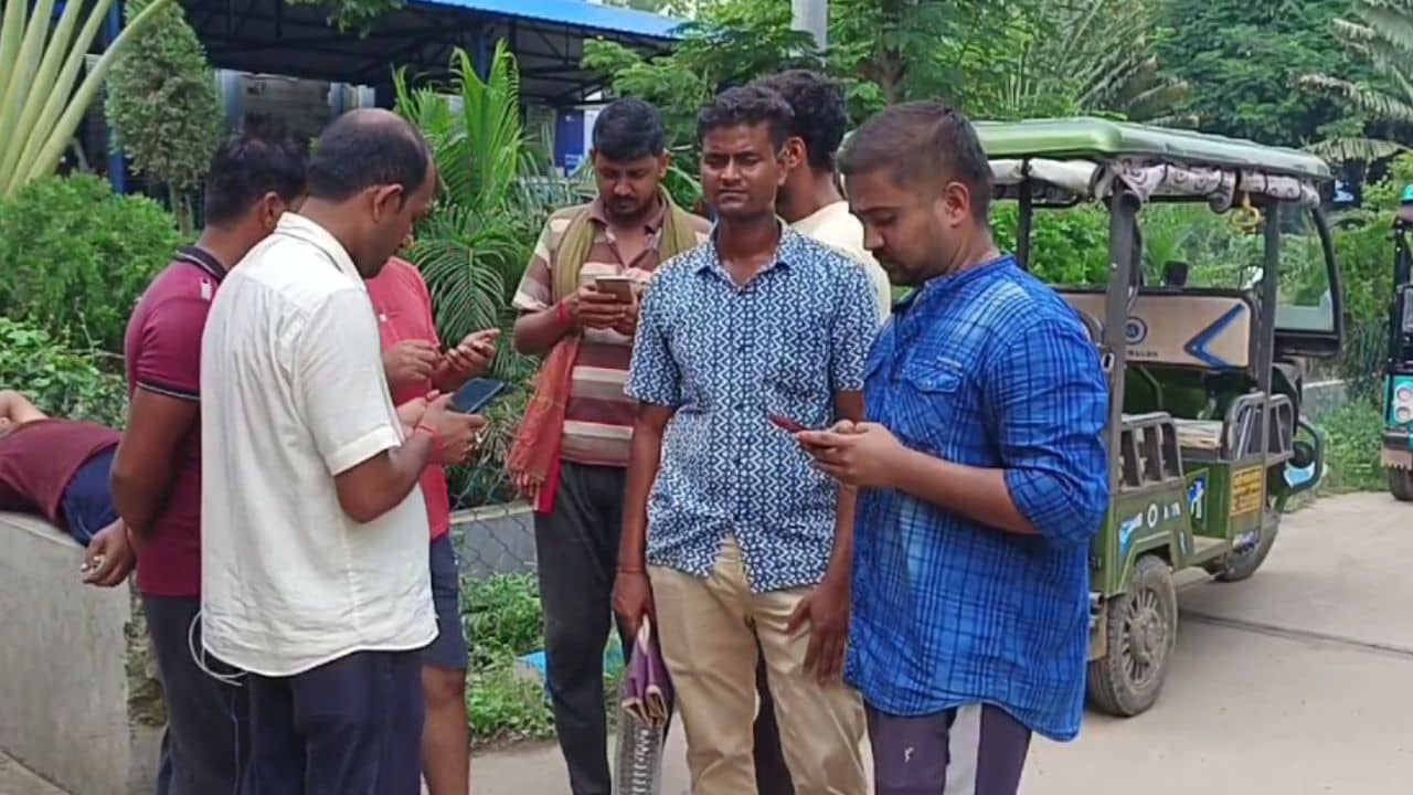 Birbhum: ভাইয়ের সঙ্গে আগেই ঘটিয়েছে, ছাড় পেলেন না মা-ও, চুপি-চুপি ঘরে ঢুকে বড় ছেলে যা করল...