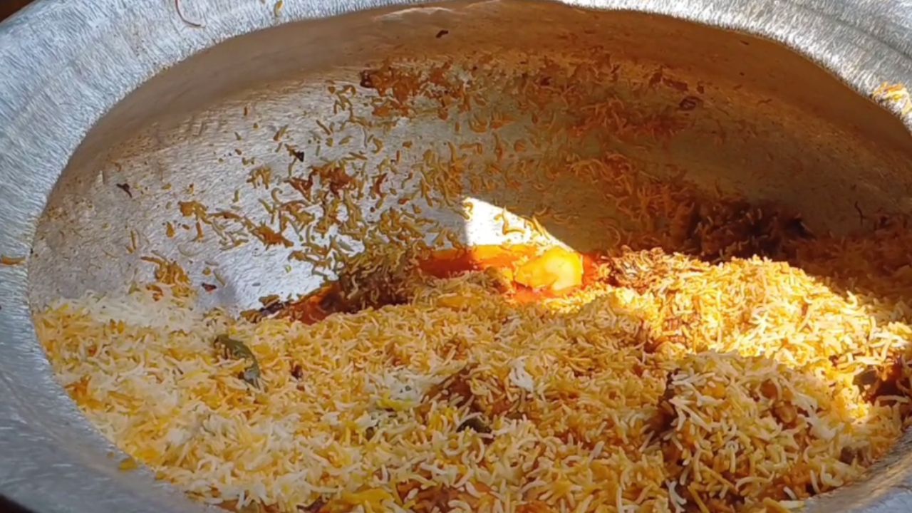 Biriyani: কিছু দিন খেলেই ক্যানসার! বিরিয়ানিতে মেশানো 'বিষ' রাসায়নিক দেখে চোখ কপালে খাদ্য দফতরের Biriyani: কিছু দিন খেলেই ক্যানসার! বিরিয়ানিতে মেশানো 'বিষ' রাসায়নিক দেখে চোখ কপালে খাদ্য দফতরের
