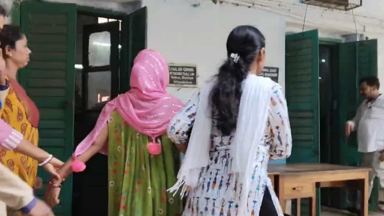 Birbhum: শরীরের চামড়া পুড়লেও মুখ দিয়ে যাতে না বেরোয় একটাও শব্দ, প্রেমিক চিকিৎসককে নিয়ে তারই প্ল্যান ছকেছিল, বোলপুরের নৃশংসতায় বুক কাঁপছে দুঁদে কর্তাদেরও Birbhum: শরীরের চামড়া পুড়লেও মুখ দিয়ে যাতে না বেরোয় একটাও শব্দ, প্রেমিক চিকিৎসককে নিয়ে তারই প্ল্যান ছকেছিল, বোলপুরের নৃশংসতায় বুক কাঁপছে দুঁদে কর্তাদেরও