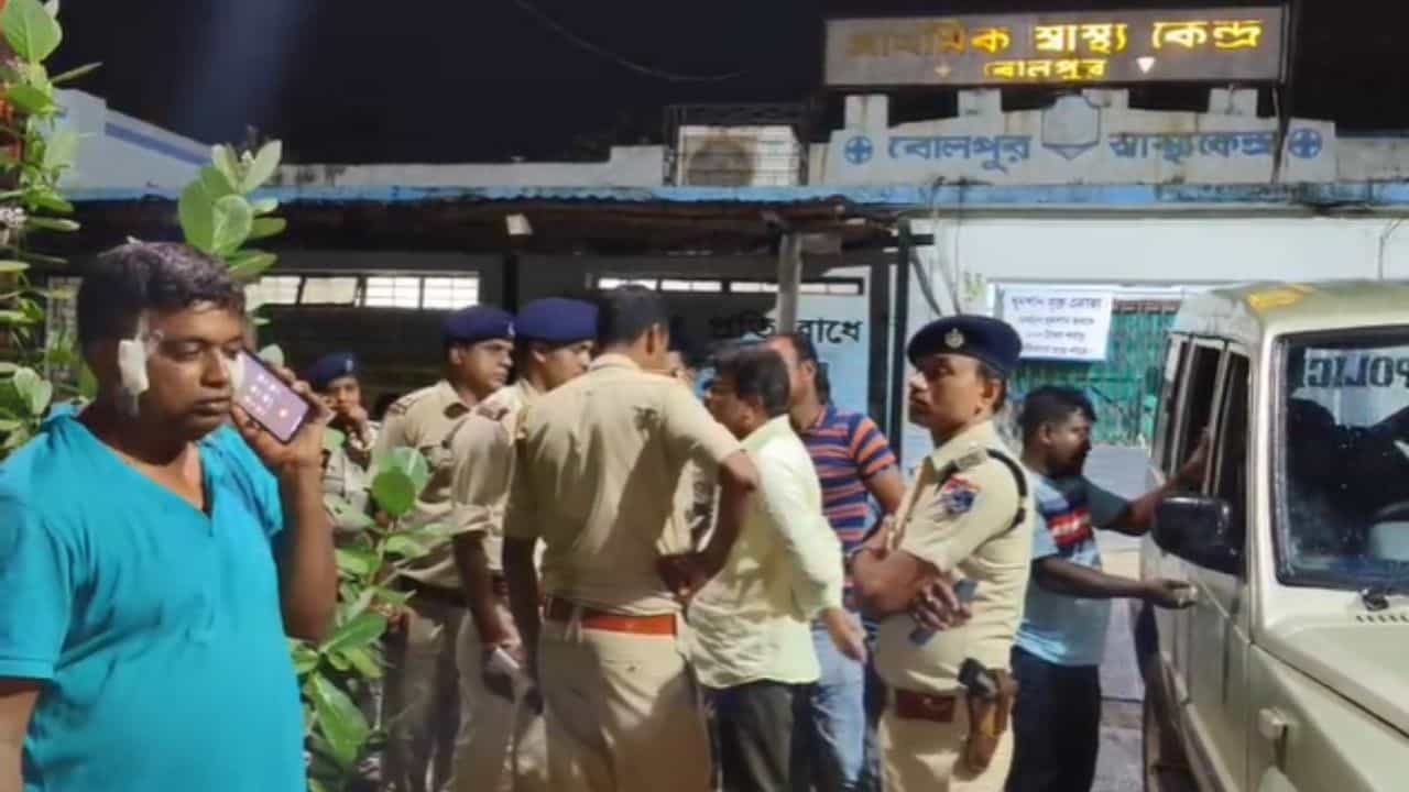 Bolpur: চতুর্দিকে 'গণপিটুনি'-র সংক্রমণ, তারই মাঝে রাস্তায় ফেলে বেধড়ক 'মার' রেলের আধিকারিককে, কারণ জানলে চমকে উঠবেন
