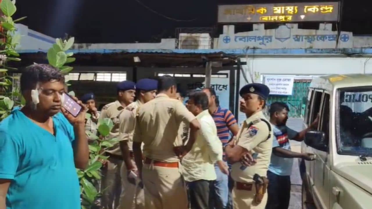 Bolpur: চতুর্দিকে গণপিটুনি-র সংক্রমণ, তারই মাঝে রাস্তায় ফেলে বেধড়ক মার রেলের আধিকারিককে, কারণ জানলে চমকে উঠবেন