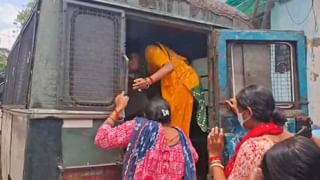 Bardhaman: হেড দিদিমণির হাত ‘মার’ খেয়ে হাসপাতালে ‘প্রিয়’ শিক্ষক, প্রতিবাদে রাস্তা অবরোধ করে ক্ষোভে ফেটে পড়ল পড়ুয়ার দল