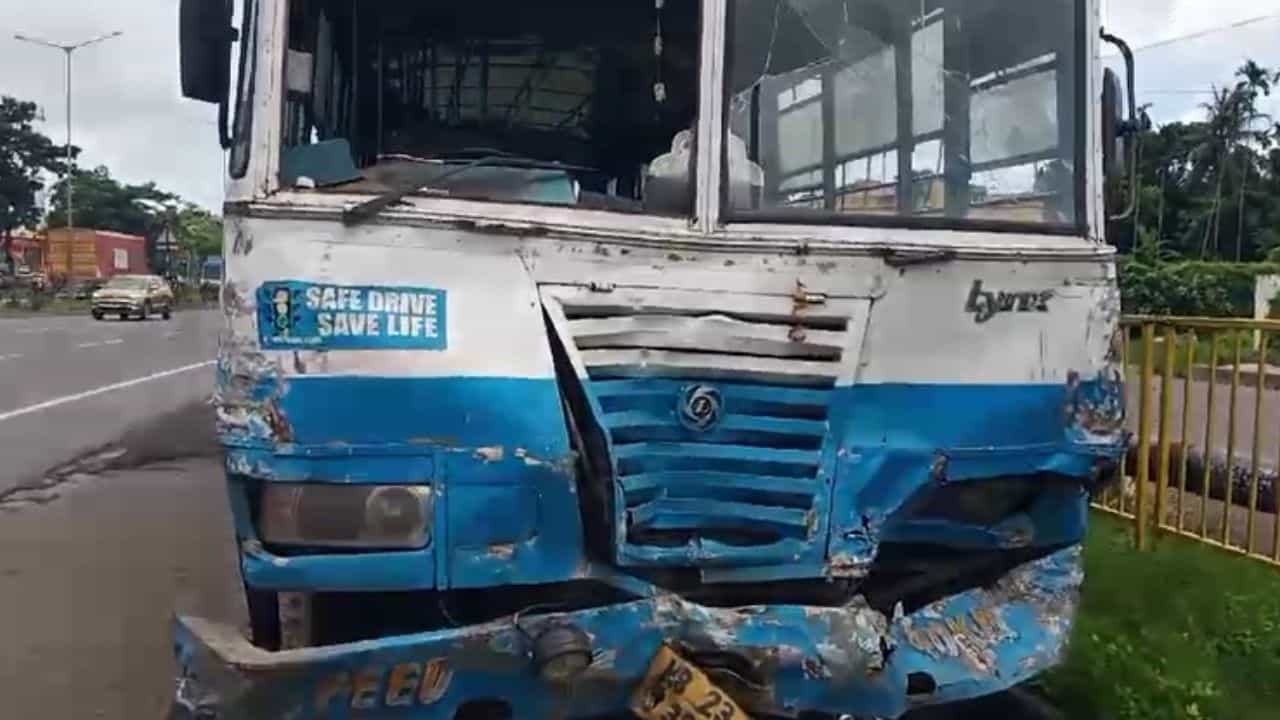 Howrah: রেষারেষির জেরে দুর্ঘটনায় আমতা-শ্যামবাজার রুটের বাস, যাত্রীদের ফাটল মাথা, ভাঙল হাত, পায়ে চোট Howrah: রেষারেষির জেরে দুর্ঘটনায় আমতা-শ্যামবাজার রুটের বাস, যাত্রীদের ফাটল মাথা, ভাঙল হাত, পায়ে চোট