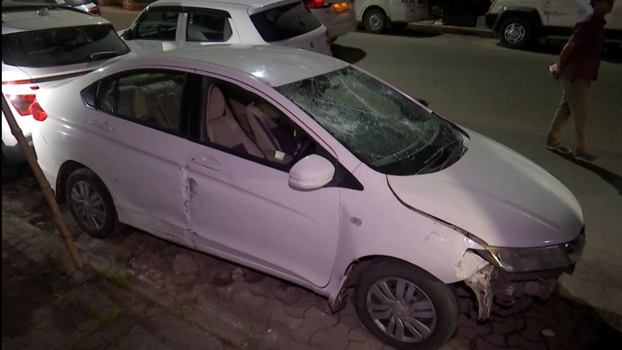 Kolkata: পুলিশ দেখেই গাড়ি নিয়ে দে ছুট, রাত্রিবেলা ক্যামাক স্ট্রিটে যা হল... Kolkata: পুলিশ দেখেই গাড়ি নিয়ে দে ছুট, রাত্রিবেলা ক্যামাক স্ট্রিটে যা হল...