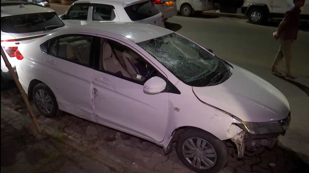 Kolkata: পুলিশ দেখেই গাড়ি নিয়ে দে ছুট, রাত্রিবেলা ক্যামাক স্ট্রিটে যা হল... Kolkata: পুলিশ দেখেই গাড়ি নিয়ে দে ছুট, রাত্রিবেলা ক্যামাক স্ট্রিটে যা হল...