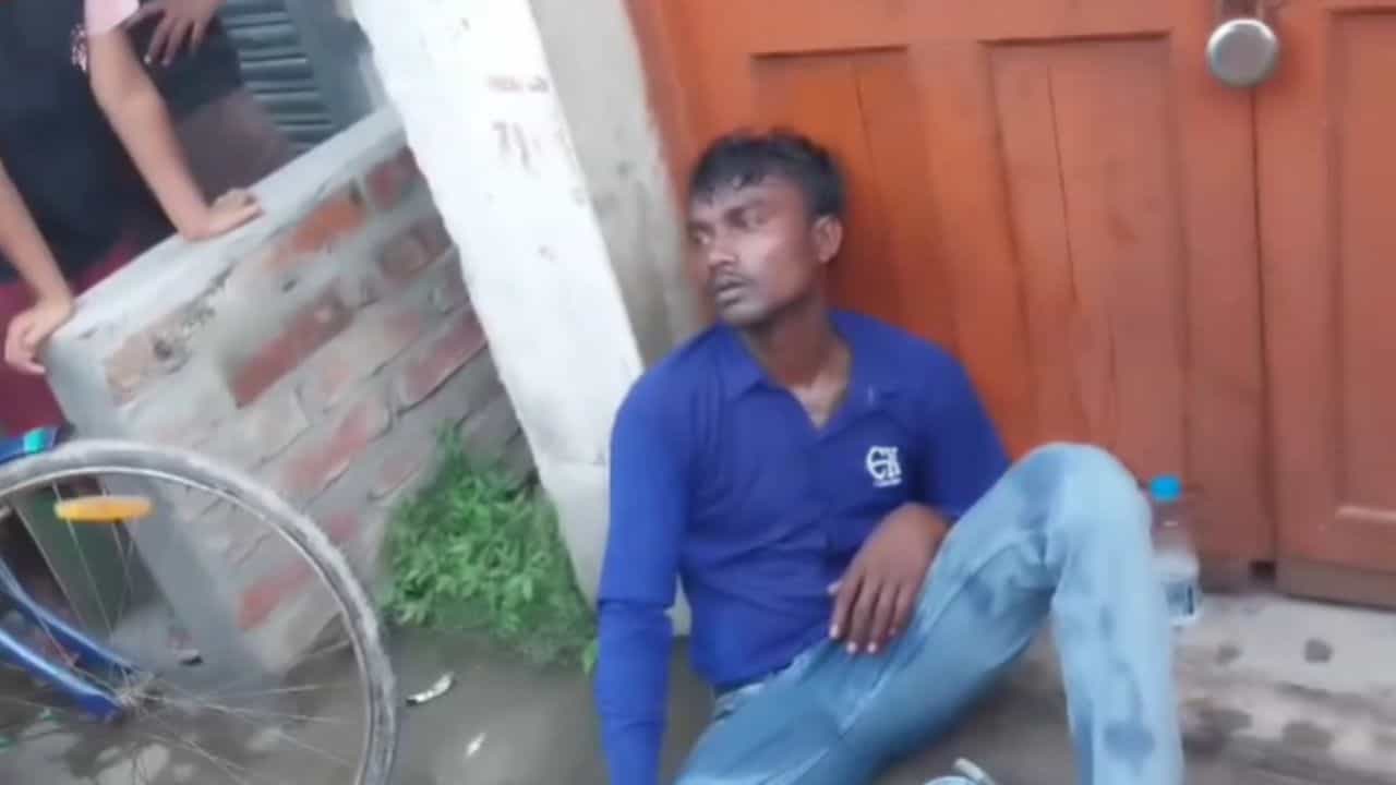 Canning: ক্লাস ফাইভের মেয়েটাই নাকি তাঁকে ডেকেছিল, যুবককে ওই অবস্থায় দেখা মাত্রই রে রে করে তেড়ে এলেন অভিভাবকরা Canning: ক্লাস ফাইভের মেয়েটাই নাকি তাঁকে ডেকেছিল, যুবককে ওই অবস্থায় দেখা মাত্রই রে রে করে তেড়ে এলেন অভিভাবকরা