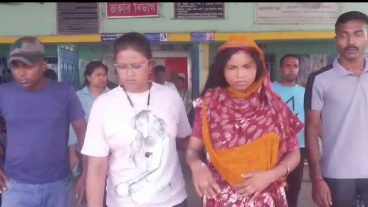 Kultali: এলাকায় ভ্যান ঢুকতেই পুলিশকে লক্ষ্য করে গুলি, তুলে নিয়ে যাওয়া হল দুই মহিলাকে Kultali: এলাকায় ভ্যান ঢুকতেই পুলিশকে লক্ষ্য করে গুলি, তুলে নিয়ে যাওয়া হল দুই মহিলাকে