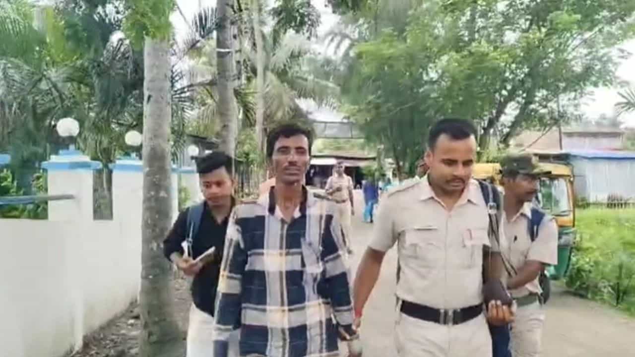 South 24 Parganas: মহিলাকে বিদ্যুতের পোস্টে বেঁধে মারধরের অভিযোগ, গ্রেফতার ২ South 24 Parganas: মহিলাকে বিদ্যুতের পোস্টে বেঁধে মারধরের অভিযোগ, গ্রেফতার ২