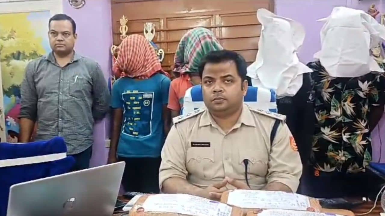 গাড়ির মধ্যে ছিল ওইসব, একসঙ্গে চারজনকে ধরল পুলিশ