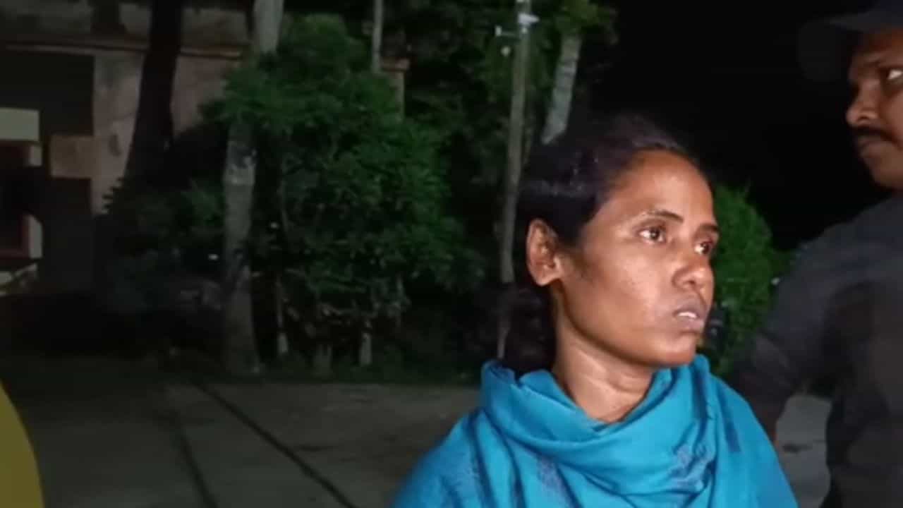 Canning: 'একটু ভুল বলে ফেলেছিলাম....' কাশ্মীর ঘুরতে গিয়ে শাশুড়ি-বউমার ঝগড়া, মাকে ফেলে রেখে এসেই শিক্ষা দিলেন ছেলে Canning: 'একটু ভুল বলে ফেলেছিলাম....' কাশ্মীর ঘুরতে গিয়ে শাশুড়ি-বউমার ঝগড়া, মাকে ফেলে রেখে এসেই শিক্ষা দিলেন ছেলে