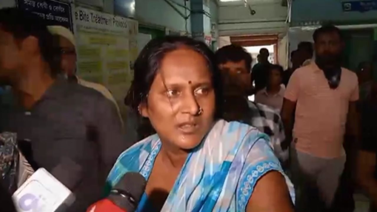 Asansol: ঝাপসা আধার কার্ডের জেরক্স দেখিয়ে ক্ষেতের মাঝে ঘরভাড়া! সেখানেই বসে বাংলায় ভয়ঙ্কর ভয়ঙ্কর অপরাধের ছক কষেছেন ডাকাতসর্দার চাচী! Asansol: ঝাপসা আধার কার্ডের জেরক্স দেখিয়ে ক্ষেতের মাঝে ঘরভাড়া! সেখানেই বসে বাংলায় ভয়ঙ্কর ভয়ঙ্কর অপরাধের ছক কষেছেন ডাকাতসর্দার চাচী!