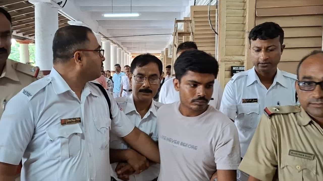 Chinsura Court: সৎ মা ও বাবাকে গলার নলি কেটে খুন, ফাঁসির সাজা দিল আদালত Chinsura Court: সৎ মা ও বাবাকে গলার নলি কেটে খুন, ফাঁসির সাজা দিল আদালত
