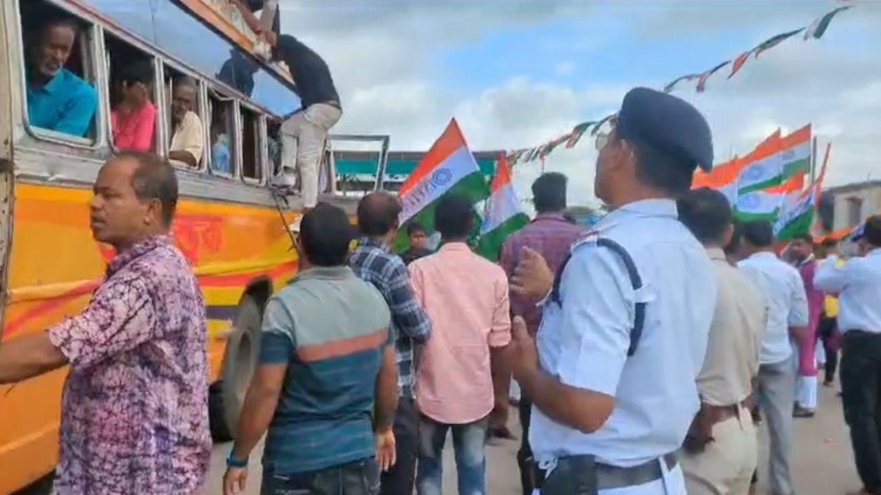 21 July Dankuni: ২১ জুলাইয়ের মঞ্চে যাচ্ছিলেন, বাস থেকে টেনে নামানো হল তৃণমূল কর্মী সমর্থকদের! ডানকুনিতে হঠাৎ কী কাণ্ড?