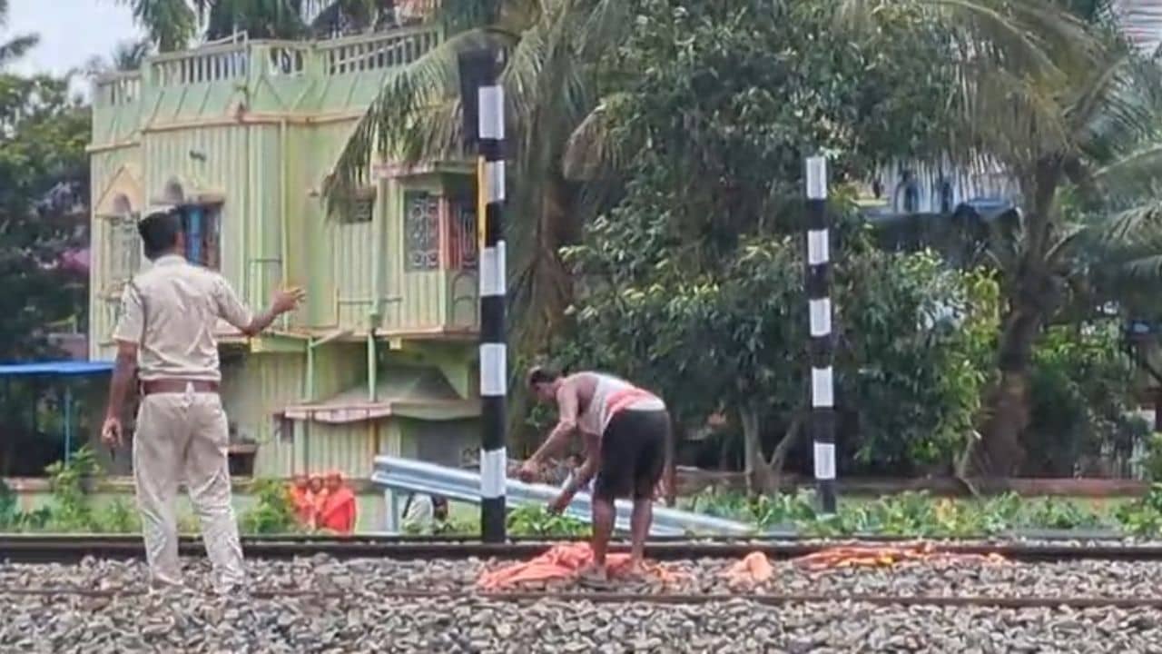 Hooghly: ছড়িয়ে ছিটিয়ে মায়ের দেহাংশ, রক্তমাখা মাথা কুড়িয়ে বাড়ি নিয়ে যাওয়ার চেষ্টা ছেলের! ডানকুনির এই দৃশ্যের নেপথ্যে আরও ভয়ানক ঘটনা