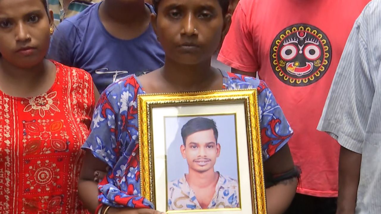 Suicide: নারকেলডাঙায় তরুণের আত্মহত্যা, প্রিয়াঙ্কা টিব্রেওয়ালের গাড়ির চালক গ্রেফতার Suicide: নারকেলডাঙায় তরুণের আত্মহত্যা, প্রিয়াঙ্কা টিব্রেওয়ালের গাড়ির চালক গ্রেফতার