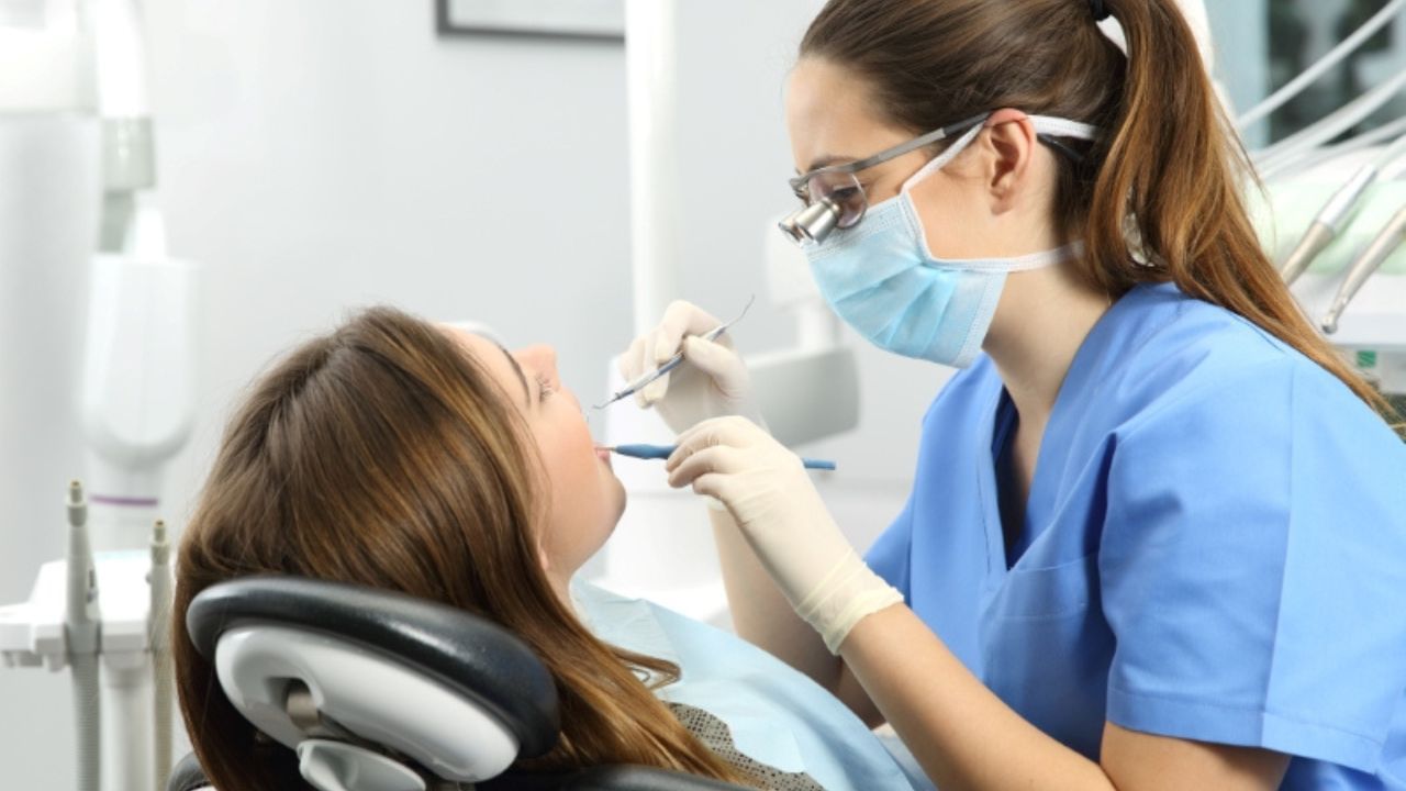 Oral Health: দাঁতের ব্যথা থেকেও হতে পারে হৃদরোগ! যত্ন নেবেন কী ভাবে? Oral Health: দাঁতের ব্যথা থেকেও হতে পারে হৃদরোগ! যত্ন নেবেন কী ভাবে?