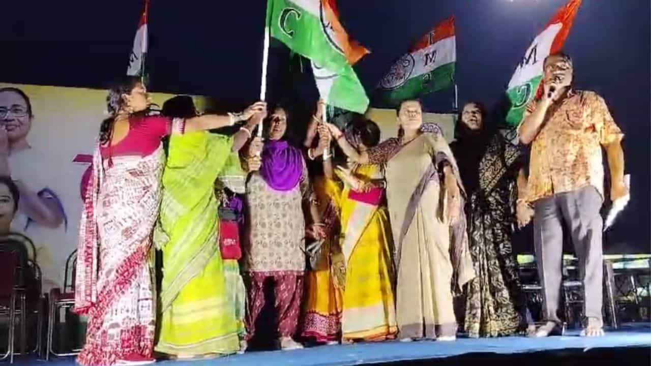 TMC Joining: রচনার কেন্দ্রে আবার বড় 'জয়' তৃণমূলের, ফের ঘুরল খেলা TMC Joining: রচনার কেন্দ্রে আবার বড় 'জয়' তৃণমূলের, ফের ঘুরল খেলা