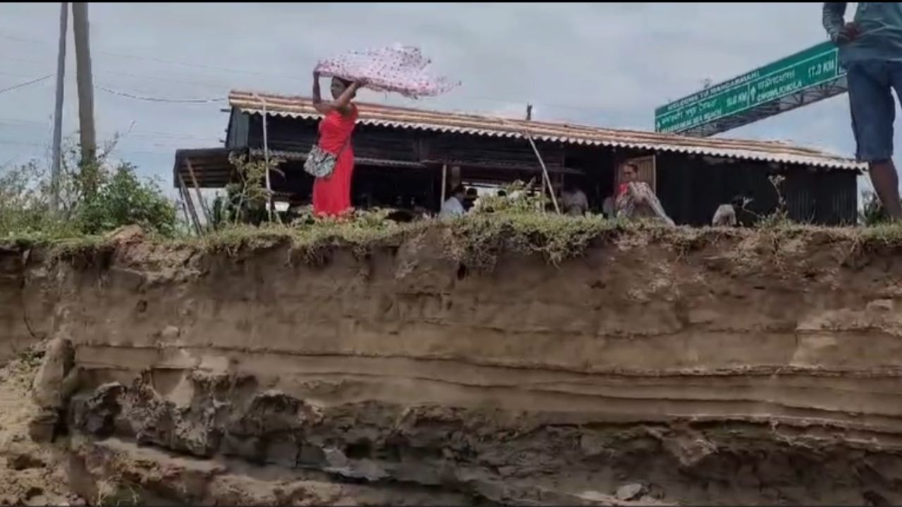 Digha: দিঘা-মন্দারমণি-তাজপুরে ফিরল ভয়াবহ স্মৃতি! জলোচ্ছ্বাসের তলিয়ে গেছে বহু দোকান, ভাঙন বাঁধে Digha: দিঘা-মন্দারমণি-তাজপুরে ফিরল ভয়াবহ স্মৃতি! জলোচ্ছ্বাসের তলিয়ে গেছে বহু দোকান, ভাঙন বাঁধে