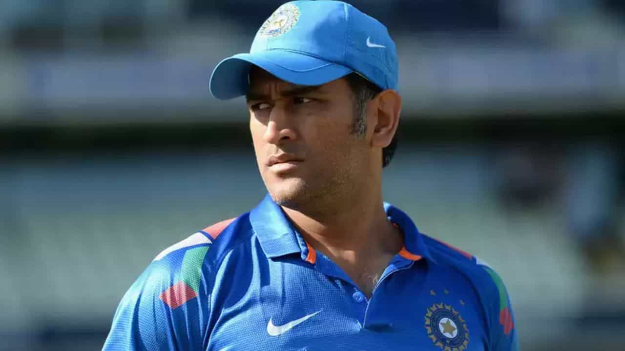 MS Dhoni: 'তু আয়া, মুঝে লে গ্যয়া', ধোনির এক লাইনেই ড্রেসিংরুমে আতঙ্ক! MS Dhoni: 'তু আয়া, মুঝে লে গ্যয়া', ধোনির এক লাইনেই ড্রেসিংরুমে আতঙ্ক!