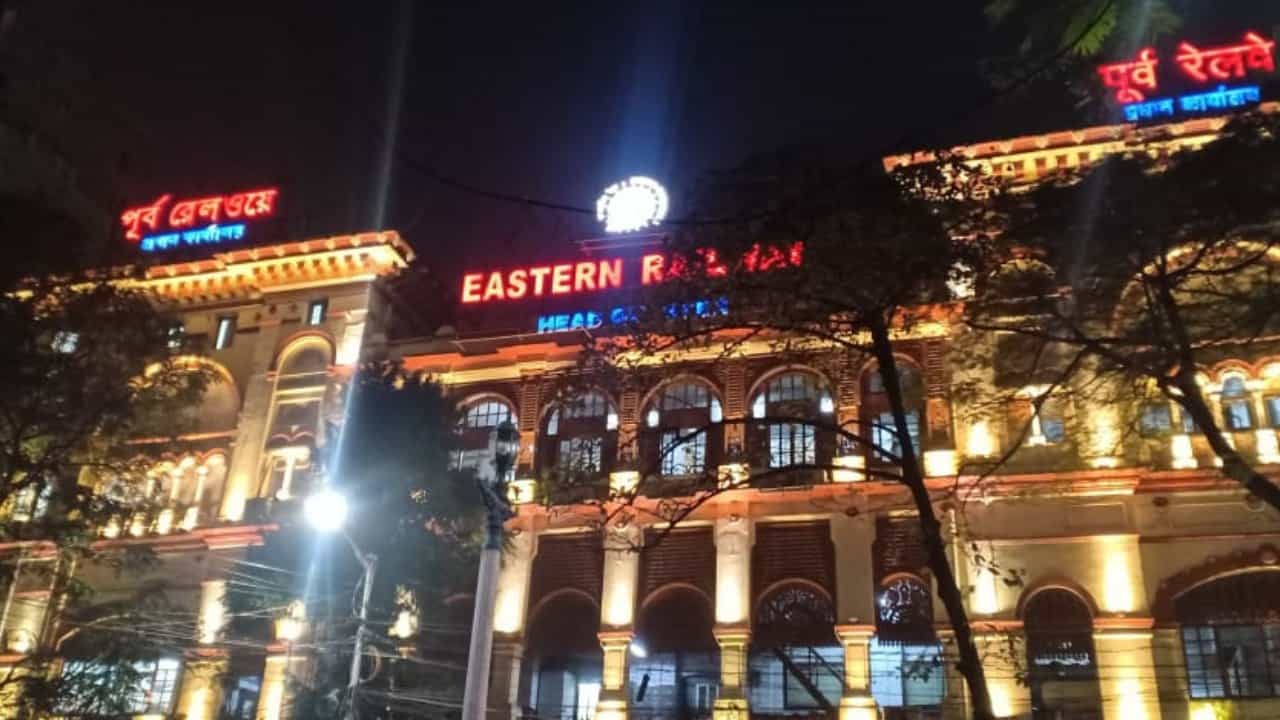 Eastern Railway Head Office: ট্রেনে তো চাপেন, কিন্ত পূর্ব রেলের হেড অফিস কোথায় জানেন? কী বলছে ফেয়ারলি প্লেসের ইতিহাস Eastern Railway Head Office: ট্রেনে তো চাপেন, কিন্ত পূর্ব রেলের হেড অফিস কোথায় জানেন? কী বলছে ফেয়ারলি প্লেসের ইতিহাস