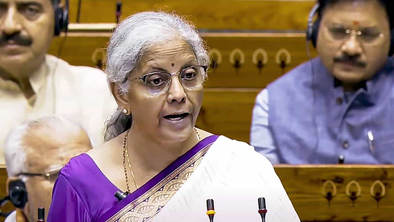 তৃতীয়বারের মতো এনডিএ সরকার ক্ষমতায় আসার পর প্রথম পূর্ণাঙ্গ বাজেট পেশ করেছেন অর্থমন্ত্রী নির্মলা সীতারামন।
